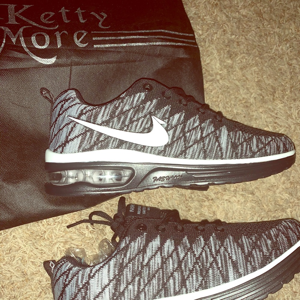 Nike KettyMore Shoes Sz 7.5